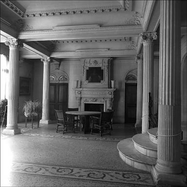 Hall d'entrée. L'ensemble formé par la table et les chaises a été exécuté à la même époque que la villa.