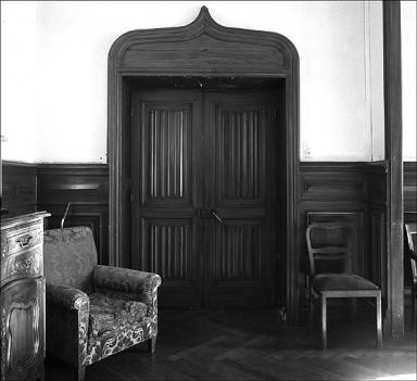 Rez-de-chaussée. Pièce A. Porte à encadrement en bois.