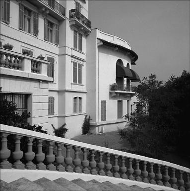 Façade sud. L'ancienne salle de restaurant prise de l'escalier.