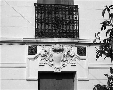 Façade sud-ouest. Détail : décor des fenêtres.