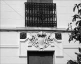 Façade sud-ouest. Détail : décor des fenêtres.