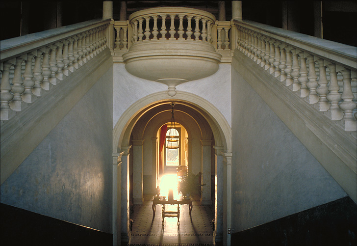 Cage d'escalier. Vue prise du repos vers la cour intrieure et le passage B.