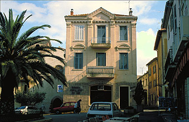 Vue de la façade antérieure.