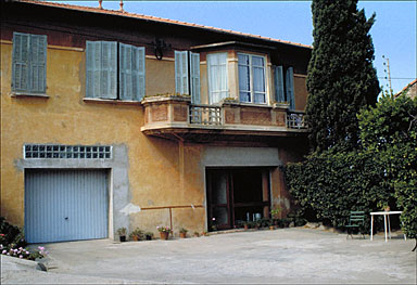 Vue de la façade antérieure.