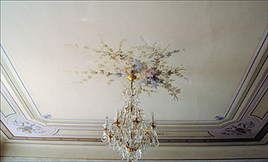 Rez-de-chaussée. Salon : plafond peint.
