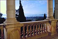 Galerie ouverte. Vue en direction de l'agglomération de Fréjus.