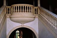 Cage d'escalier. Balcon.