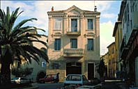 Vue de la façade antérieure.