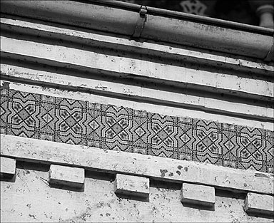Façade sud-ouest. Détail : frise en céramique.