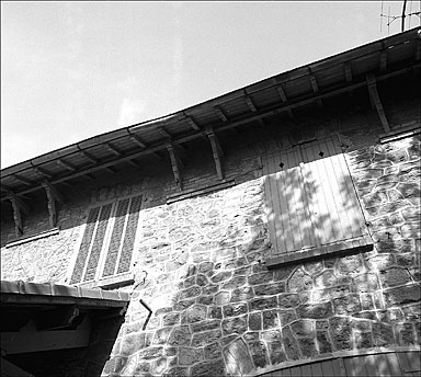 Faade sud. Dtail de l'avant-toit.