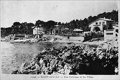 Una calanque et les villas.