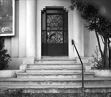 Façade antérieure. Porte d'entrée.