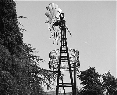 Eolienne qui permettait l'alimentation en eau des jardins.