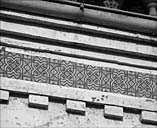 Façade sud-ouest. Détail : frise en céramique.