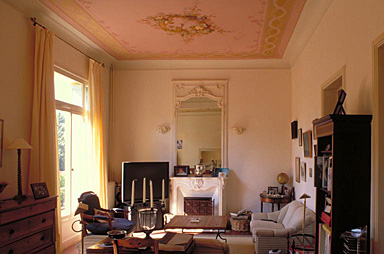 Vue d'ensemble du salon depuis l'est.