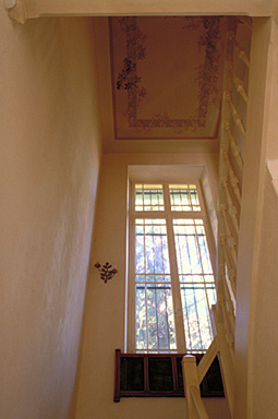 Vue d'ensemble de la cage d'escalier depuis le rez-de-chaussée.