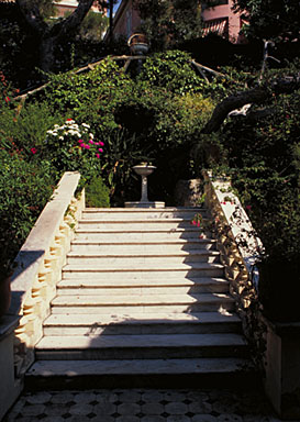 Escalier droit situé dans la partie nord du jardin et donnant accès au porche d'entrée, vu depuis le porche.
