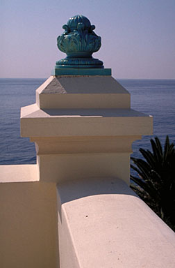 Détail : vase en céramique vernissée situé sur le garde-corps de la terrasse du dernier étage.