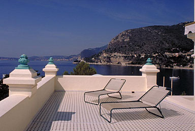 Vue d'ensemble de la terrasse du dernier étage avec paysage à l'arrière-plan, depuis l'est.