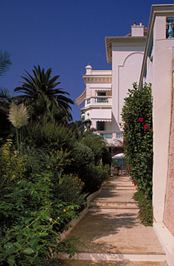 Vue d'ensemble de la façade ouest avec escalier au premier plan, depuis l'entrée à l'ouest.