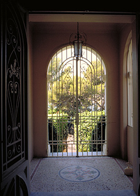 Détail : le vestibule ouvrant sur la façade ouest, depuis l'est.