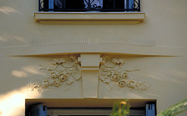 Détail : fronton sculpté situé sur la façade sud, depuis le sud.