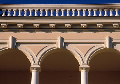 Détail : les arcs de la loggia et la balustrade de la façade sud de l'étage en surcroît, depuis le sud.
