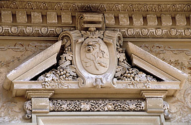 Détail de la façade ouest : fronton sommant une fenêtre du premier étage.