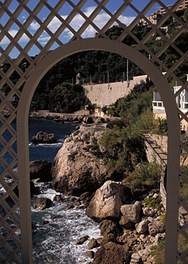 Vue du sentier du Bord de Mer, depuis un passage aménagé au dessus du chemin, sous la villa, depuis l'est vers l'ouest.