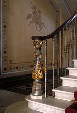 Vue intérieure. Détail : le départ de la rampe de l'escalier dans le hall d'entrée, depuis l'ouest.