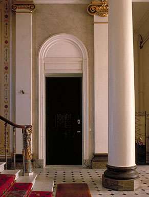 Vue intérieure. Détail : le départ de l'escalier dans le hall d'entrée, depuis l'ouest.