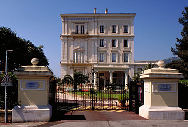 Vue d'ensemble du portail et de la façade est de l'hôtel, depuis l'est.