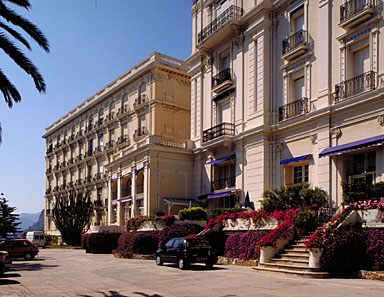 Vue partielle de la façade sud de l'hôtel suivie de l'annexe, depuis l'est.