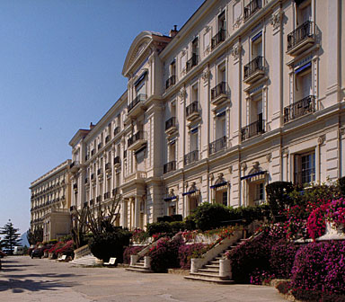 Vue perspective des façades sud de l'édifice, depuis l'est.