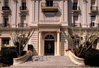 Détail : le porche d'entrée de l'hôtel sur la façade sud, depuis le sud.