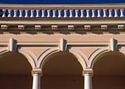 Détail : les arcs de la loggia et la balustrade de la façade sud de l'étage en surcroît, depuis le sud.