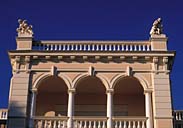 La loggia sur la façade sud, depuis le sud.