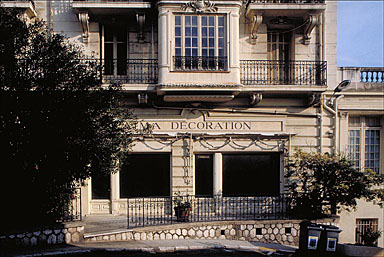 Détail : l'ancienne entrée du restaurant remplacée par une boutique vers 1930, depuis l'ouest.