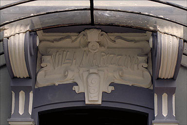 Détail : fronton sculpté situé sur l'élévation nord, au dessus de la porte, sur lequel est écrit le nom de la maison.