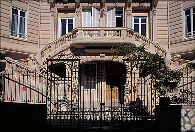 Détail : l'escalier en fer à cheval situé sur la façade sud, depuis le sud.