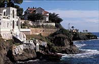 Vue partielle de la façade sud avec l'escalier en fer à cheval ouvrant sur la mer au premier plan, depuis l'ouest.