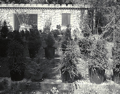 Bâtiment de la laverie. Façade sud. Vue partielle avec le porche du lavoir.