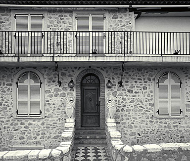 Façade antérieure sud. La porte d'entrée. Vue rapprochée prise du sud.
