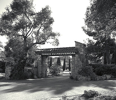 Le portail d'entrée. Vue d'ensemble prise de l'ouest.
