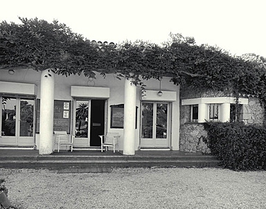 Le club-house. Façade antérieure nord. Vue partielle.