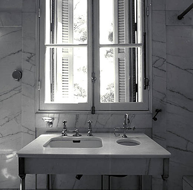 1er étage. Appartement de M. Beaumont. La salle de bain. Le lavabo.