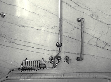 1er étage. Appartement de M. Beaumont. La salle de bain. Détail des accessoires de la baignoire.