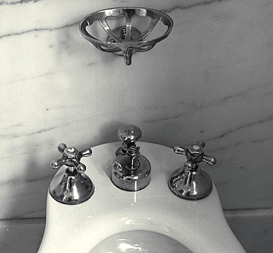 1er étage. Appartement de M. Beaumont. La salle de bain. La robinetterie du bidet.
