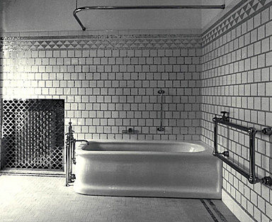 2e étage. La salle de bain nord. Le côté est avec le cache-radiateur chromé et la baignoire.