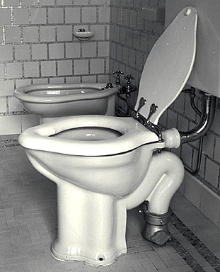 2e étage. La salle de bain nord. Le WC. Vue de profil.